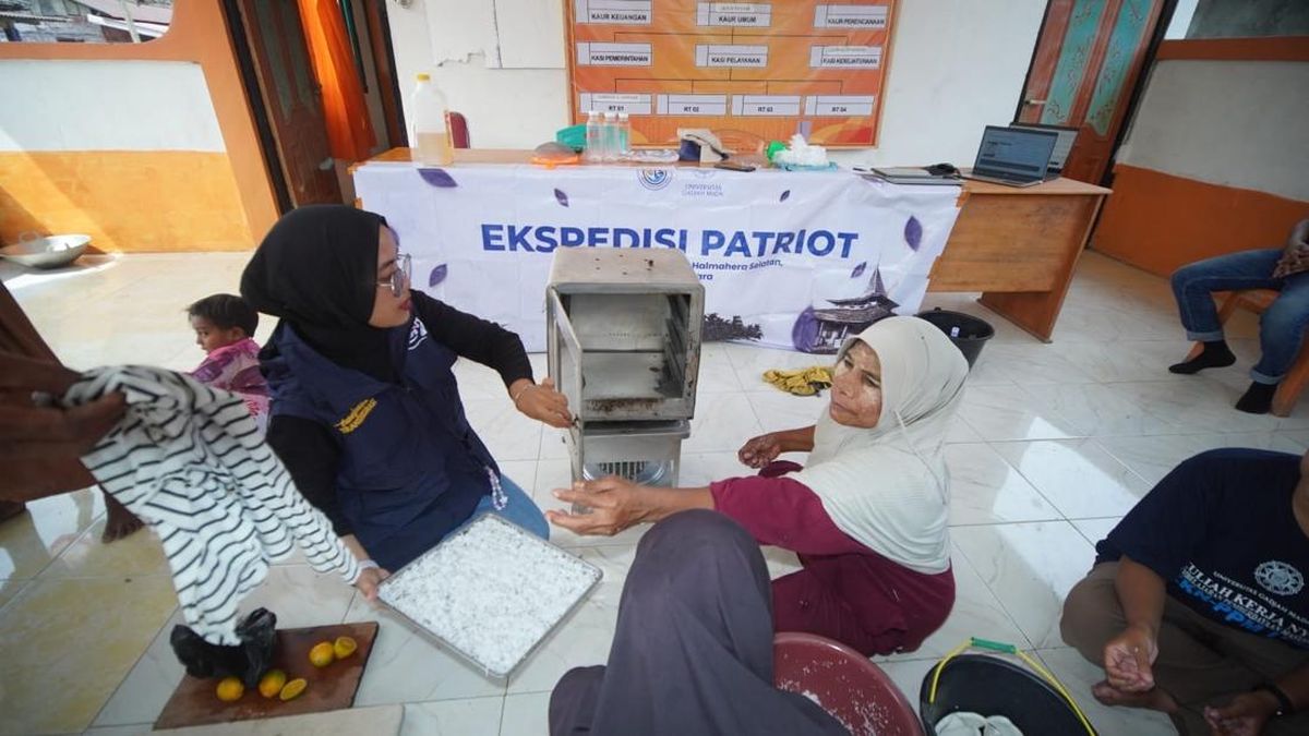 Warga Pulau Bacan Malut Tambah Penghasilan Lewat Parutan Kelapa Kering — NadiKabar.com