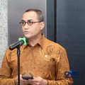 Kepala Eksekutif PMDK Hasan Fawzi sambangi gedung Bursa Efek Indonesia (BEI) pada Jumat (16/10/2026). (CNBC Indonesia/Muhammad Sabki)