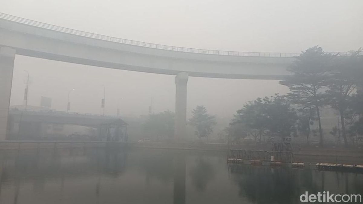 Mata Warga Palembang Perih Akibat Kabut, Bau Asap Tembus Masker — NadiKabar.com