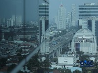 Kondisi langit wilayah Jakarta pada Kamis (15/10/2026) terpantau berkabut dan berubah warna menjadi abu-abu. (CNBC Indonesia/Tri Susilo)