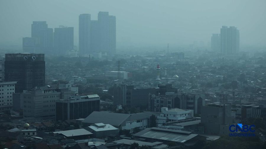 Kondisi langit wilayah Jakarta pada Kamis (15/10/2026) terpantau berkabut dan berubah warna menjadi abu-abu. (CNBC Indonesia/Tri Susilo)