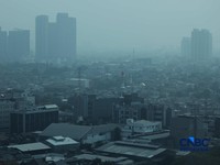 Kondisi langit wilayah Jakarta pada Kamis (15/10/2026) terpantau berkabut dan berubah warna menjadi abu-abu. (CNBC Indonesia/Tri Susilo)