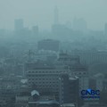 Kondisi langit wilayah Jakarta pada Kamis (15/10/2026) terpantau berkabut dan berubah warna menjadi abu-abu. (CNBC Indonesia/Tri Susilo)