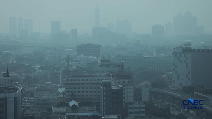 Kondisi langit wilayah Jakarta pada Kamis (15/10/2026) terpantau berkabut dan berubah warna menjadi abu-abu. (CNBC Indonesia/Tri Susilo)