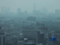 Kondisi langit wilayah Jakarta pada Kamis (15/10/2026) terpantau berkabut dan berubah warna menjadi abu-abu. (CNBC Indonesia/Tri Susilo)