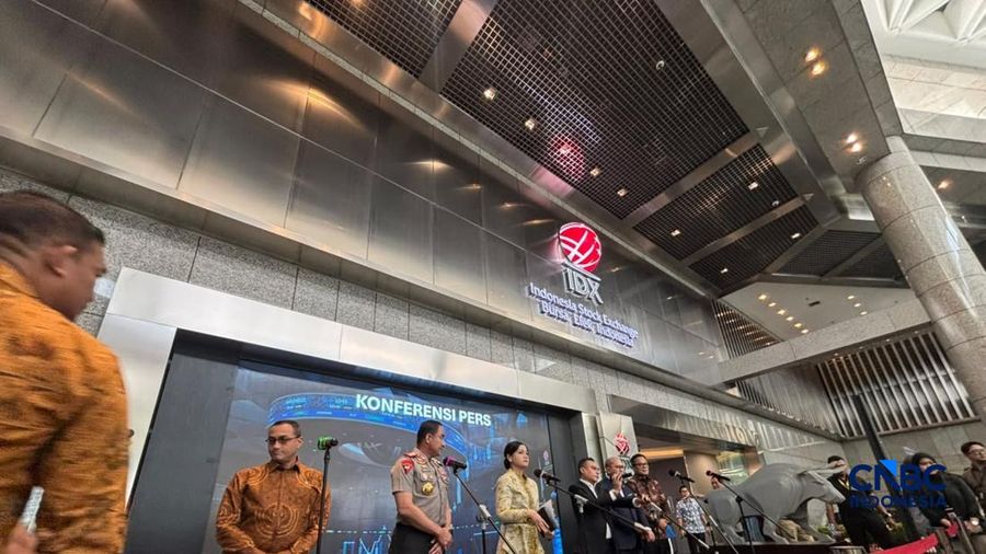 Konferensi pers di gedung Bursa Efek Indonesia (BEI), Jakarta, Jumat (16/10/2026). (CNBC Indonesia/Mentari Pusopandini)