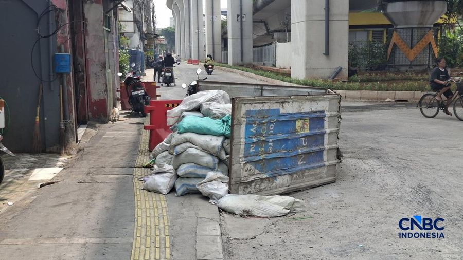 Konidisi jalan sekitar LRT Jakarta di kawasan Matraman, Jakarta, Jumat (16/10/2026), (CNBC Indonesia/Chandra Dwi)