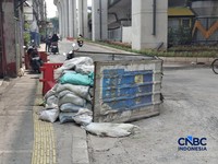 Konidisi jalan sekitar LRT Jakarta di kawasan Matraman, Jakarta, Jumat (16/10/2026), (CNBC Indonesia/Chandra Dwi)