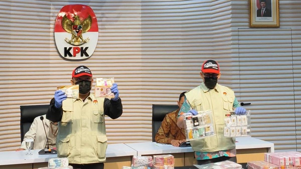 Penampakan Gepokan Duit dan Emas Ratusan Gram Disita Saat OTT Pejabat BNPB — NadiKabar.com