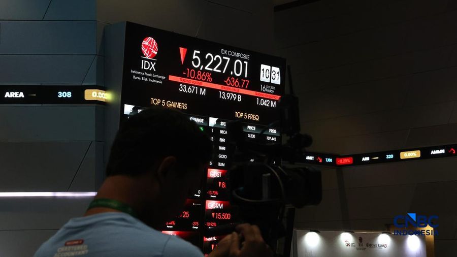 Layar menampilkan pergerakan Indeks Harga Saham Gabungan (IHSG) di Bursa Efek Indonesia, Jakarta, Jumat (16/10/2026). (CNBC Indonesia/Muhammad Sabki)