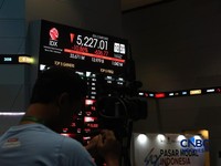 Layar menampilkan pergerakan Indeks Harga Saham Gabungan (IHSG) di Bursa Efek Indonesia, Jakarta, Jumat (16/10/2026). (CNBC Indonesia/Muhammad Sabki)