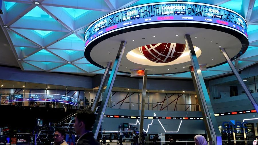 Layar menampilkan pergerakan Indeks Harga Saham Gabungan (IHSG) di Bursa Efek Indonesia, Jakarta, Jumat (16/10/2026). (CNBC Indonesia/Muhammad Sabki)