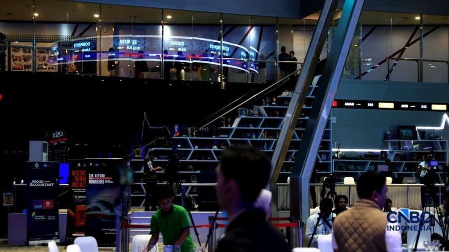 Layar menampilkan pergerakan Indeks Harga Saham Gabungan (IHSG) di Bursa Efek Indonesia, Jakarta, Jumat (16/10/2026). (CNBC Indonesia/Muhammad Sabki)