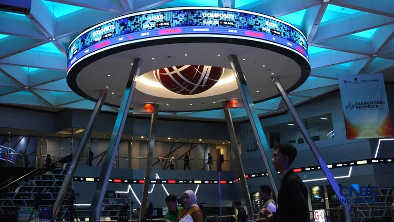 Layar menampilkan pergerakan Indeks Harga Saham Gabungan (IHSG) di Bursa Efek Indonesia, Jakarta, Jumat (16/10/2026). (CNBC Indonesia/Muhammad Sabki)