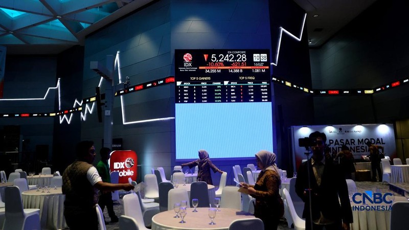 Layar menampilkan pergerakan Indeks Harga Saham Gabungan (IHSG) di Bursa Efek Indonesia, Jakarta, Jumat (16/10/2026). (CNBC Indonesia/Muhammad Sabki)