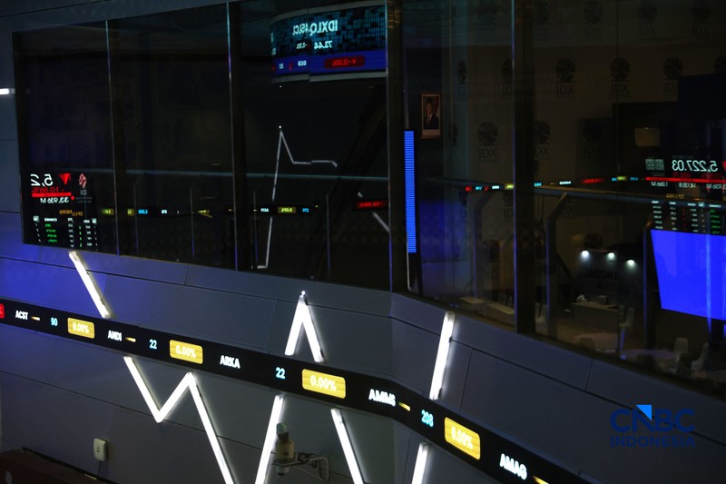 Layar menampilkan pergerakan Indeks Harga Saham Gabungan (IHSG) di Bursa Efek Indonesia, Jakarta, Jumat (16/10/2026). (CNBC Indonesia/Muhammad Sabki)