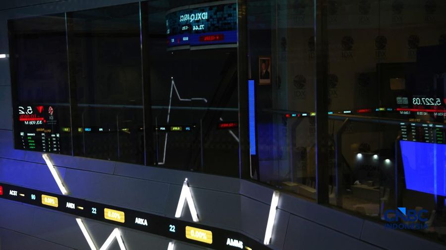 Layar menampilkan pergerakan Indeks Harga Saham Gabungan (IHSG) di Bursa Efek Indonesia, Jakarta, Jumat (16/10/2026). (CNBC Indonesia/Muhammad Sabki)