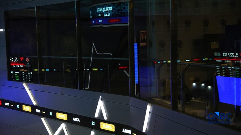 Layar menampilkan pergerakan Indeks Harga Saham Gabungan (IHSG) di Bursa Efek Indonesia, Jakarta, Jumat (16/10/2026). (CNBC Indonesia/Muhammad Sabki)