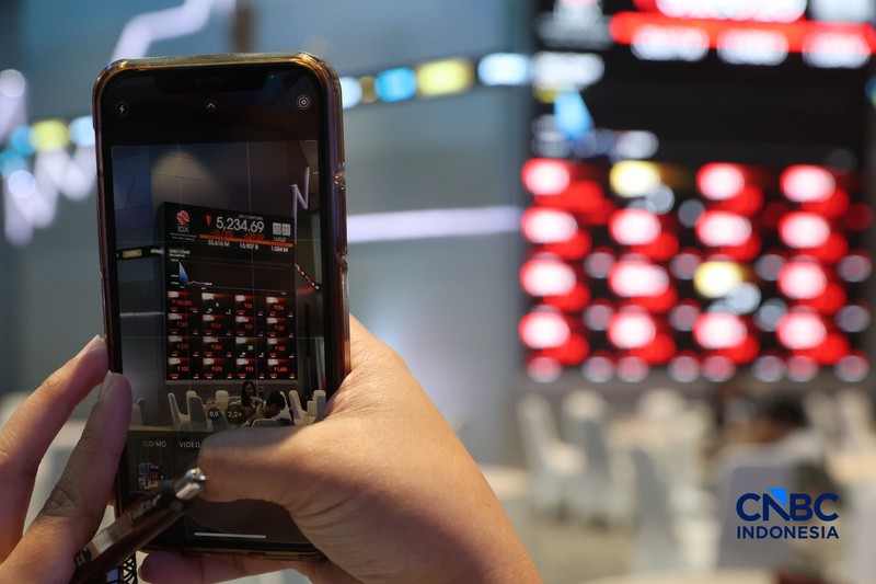 Layar menampilkan pergerakan Indeks Harga Saham Gabungan (IHSG) di Bursa Efek Indonesia, Jakarta, Jumat (16/10/2026). (CNBC Indonesia/Muhammad Sabki)