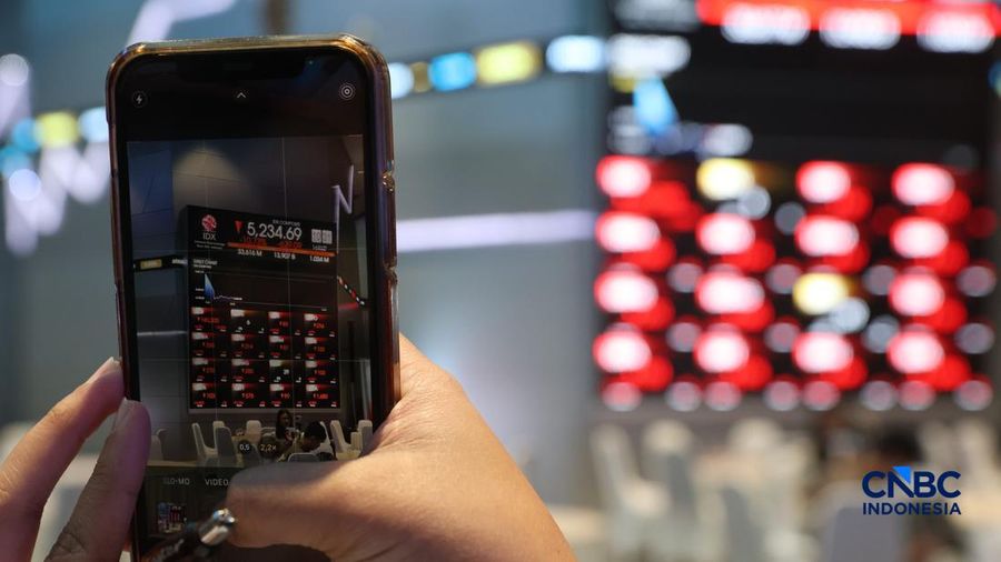 Layar menampilkan pergerakan Indeks Harga Saham Gabungan (IHSG) di Bursa Efek Indonesia, Jakarta, Jumat (16/10/2026). (CNBC Indonesia/Muhammad Sabki)