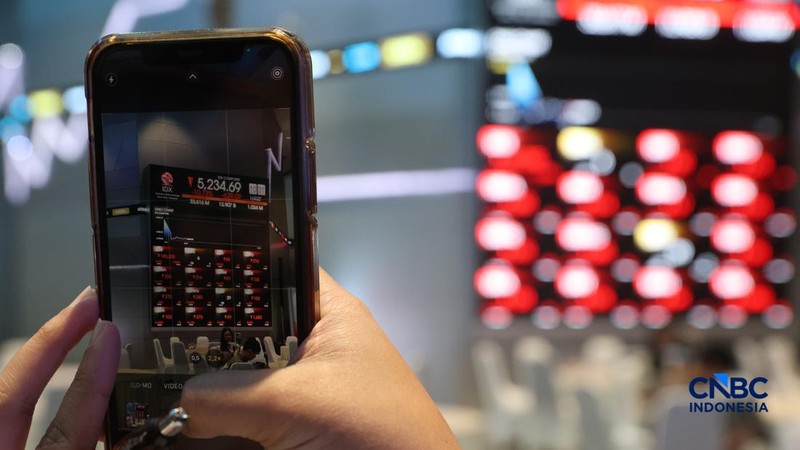 Layar menampilkan pergerakan Indeks Harga Saham Gabungan (IHSG) di Bursa Efek Indonesia, Jakarta, Jumat (16/10/2026). (CNBC Indonesia/Muhammad Sabki)