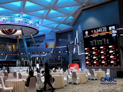 Layar menampilkan pergerakan Indeks Harga Saham Gabungan (IHSG) di Bursa Efek Indonesia, Jakarta, Jumat (16/10/2026). (CNBC Indonesia/Muhammad Sabki)