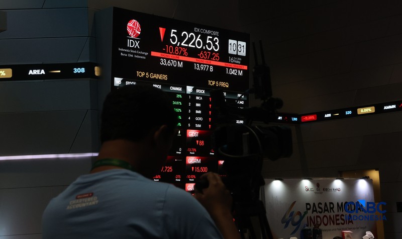 Layar menampilkan pergerakan Indeks Harga Saham Gabungan (IHSG) di Bursa Efek Indonesia, Jakarta, Jumat (16/10/2026). (CNBC Indonesia/Muhammad Sabki)