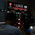 Layar menampilkan pergerakan Indeks Harga Saham Gabungan (IHSG) di Bursa Efek Indonesia, Jakarta, Jumat (16/10/2026). (CNBC Indonesia/Muhammad Sabki)