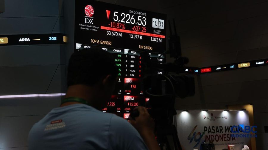 Layar menampilkan pergerakan Indeks Harga Saham Gabungan (IHSG) di Bursa Efek Indonesia, Jakarta, Jumat (16/10/2026). (CNBC Indonesia/Muhammad Sabki)