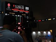 Layar menampilkan pergerakan Indeks Harga Saham Gabungan (IHSG) di Bursa Efek Indonesia, Jakarta, Jumat (16/10/2026). (CNBC Indonesia/Muhammad Sabki)