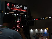 Layar menampilkan pergerakan Indeks Harga Saham Gabungan (IHSG) di Bursa Efek Indonesia, Jakarta, Jumat (16/10/2026). (CNBC Indonesia/Muhammad Sabki)