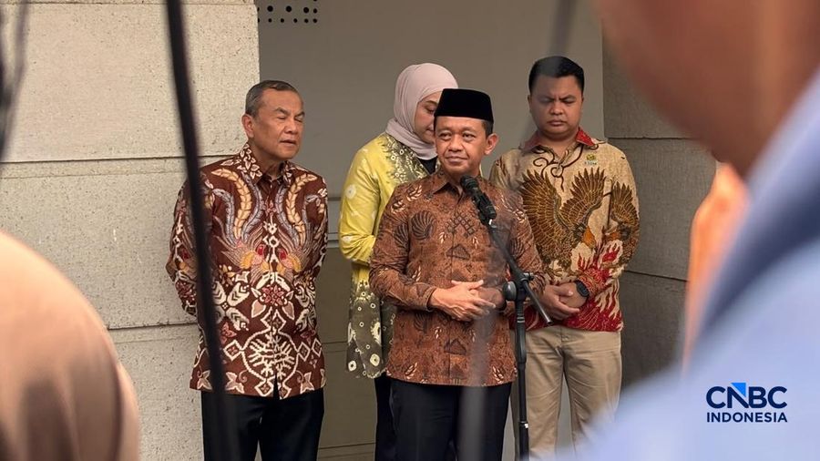 Menko Hilirisasi dan Transisi Energi sekaligus Menteri ESDM Bahlil Lahadalia konfrensi pers mengenai kondisi BBM. (CNBC Indonesia/Firda Dwi Muliawati)