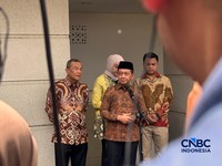 Menko Hilirisasi dan Transisi Energi sekaligus Menteri ESDM Bahlil Lahadalia konfrensi pers mengenai kondisi BBM. (CNBC Indonesia/Firda Dwi Muliawati)