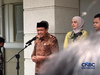 Menko Hilirisasi dan Transisi Energi sekaligus Menteri ESDM Bahlil Lahadalia konfrensi pers mengenai kondisi BBM. (CNBC Indonesia/Firda Dwi Muliawati)