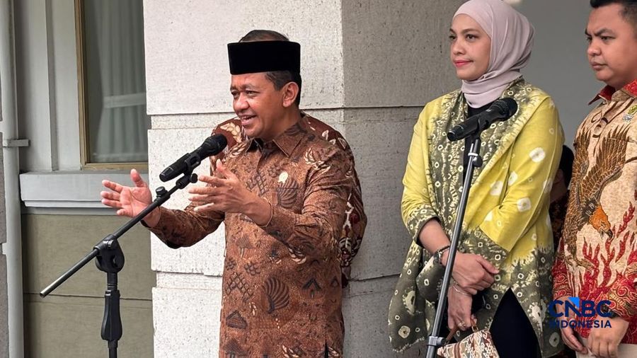 Menko Hilirisasi dan Transisi Energi sekaligus Menteri ESDM Bahlil Lahadalia konfrensi pers mengenai kondisi BBM. (CNBC Indonesia/Firda Dwi Muliawati)