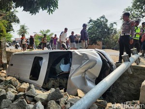 Pajero Terperosok ke Got Polman Diduga gegara Sopir Ngantuk