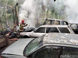 7 Mobil di Lahan Rumah Warga Borobudur Hangus Terbakar