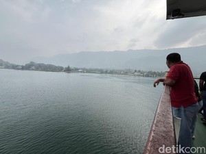 Kabut Asap Tebal Selimuti Danau Toba, Bukit-bukit Seperti Siluet