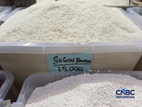 Pantauan harga beras di Pasar Rumput, Jakarta Selatan, Jumat (16/10/2026).  (CNBC Indonesa/Martyasari RIzky)