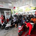 Para pengendara sepeda motor mengantre untuk mengisi bahan bakar di SPBU Pertamina milik negara di tengah kekurangan pasokan bahan bakar di Badung, Bali, Kamis (15/10/2026). (REUTERS/Johannes Christo)