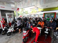 Para pengendara sepeda motor mengantre untuk mengisi bahan bakar di SPBU Pertamina milik negara di tengah kekurangan pasokan bahan bakar di Badung, Bali, Kamis (15/10/2026). (REUTERS/Johannes Christo)
