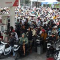 Para pengendara sepeda motor mengantre untuk mengisi bahan bakar di SPBU Pertamina milik negara di tengah kekurangan pasokan bahan bakar di Badung, Bali, Kamis (15/10/2026). (REUTERS/Johannes Christo)