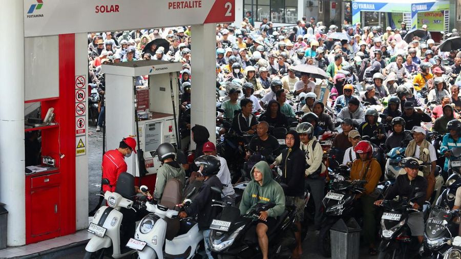Para pengendara sepeda motor mengantre untuk mengisi bahan bakar di SPBU Pertamina milik negara di tengah kekurangan pasokan bahan bakar di Badung, Bali, Kamis (15/10/2026). (REUTERS/Johannes Christo)