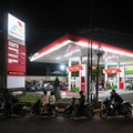 Para pengendara sepeda motor mengantre untuk mengisi bahan bakar di SPBU Pertamina milik negara di tengah kekurangan pasokan bahan bakar di Badung, Bali, Kamis (15/10/2026). (REUTERS/Johannes Christo)
