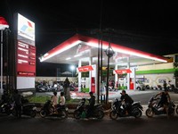 Para pengendara sepeda motor mengantre untuk mengisi bahan bakar di SPBU Pertamina milik negara di tengah kekurangan pasokan bahan bakar di Badung, Bali, Kamis (15/10/2026). (REUTERS/Johannes Christo)