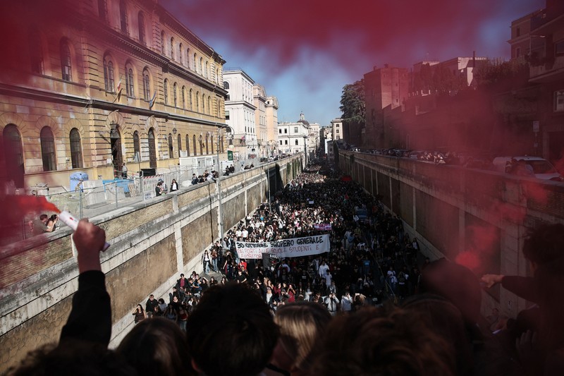 Para pengunjuk rasa membawa spanduk yang menyerukan pemogokan umum pada tanggal 30 Oktober saat mereka berpawai dalam sebuah aksi protes mahasiswa di Roma, Italia, pada 16 Oktober 2026. (REUTERS/Francesco Fotia)
