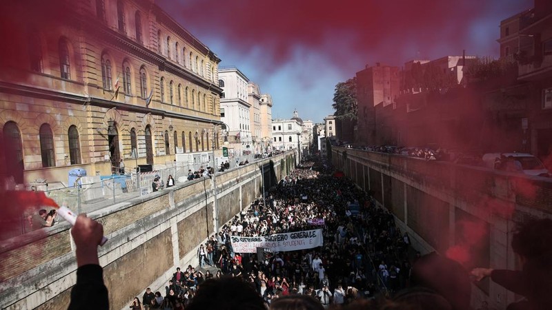 Para pengunjuk rasa membawa spanduk yang menyerukan pemogokan umum pada tanggal 30 Oktober saat mereka berpawai dalam sebuah aksi protes mahasiswa di Roma, Italia, pada 16 Oktober 2026. (REUTERS/Francesco Fotia)