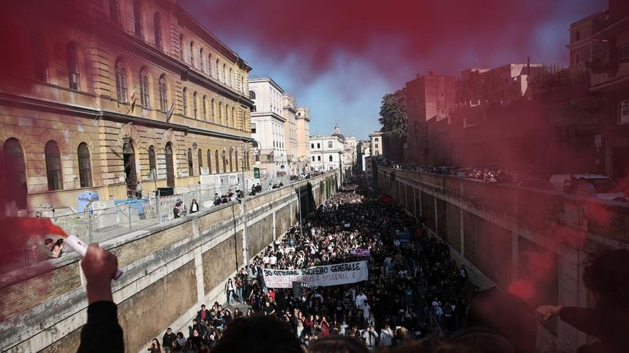 Para pengunjuk rasa membawa spanduk yang menyerukan pemogokan umum pada tanggal 30 Oktober saat mereka berpawai dalam sebuah aksi protes mahasiswa di Roma, Italia, pada 16 Oktober 2026. Para pengunjuk rasa membawa spanduk yang menyerukan pemogokan umum pada tanggal 30 Oktober saat mereka berpawai dalam sebuah aksi protes mahasiswa di Roma, Italia, pada 16 Oktober 2026. (REUTERS/Francesco Fotia)