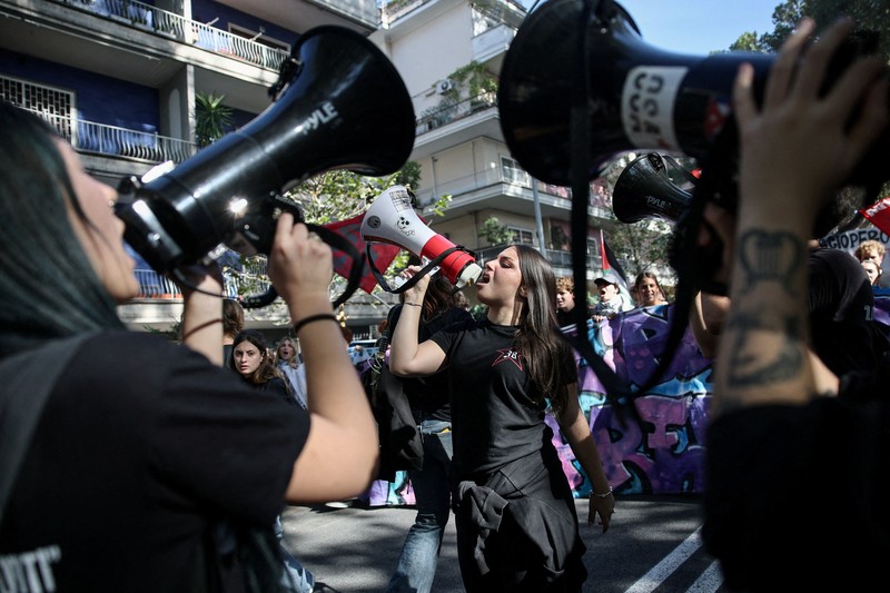 Para pengunjuk rasa membawa spanduk yang menyerukan pemogokan umum pada tanggal 30 Oktober saat mereka berpawai dalam sebuah aksi protes mahasiswa di Roma, Italia, pada 16 Oktober 2026. (REUTERS/Francesco Fotia)