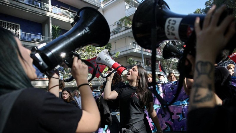 Para pengunjuk rasa meneriakkan slogan-slogan melalui pengeras suara dalam sebuah aksi protes mahasiswa menentang kebijakan pendidikan pemerintah Italia di Roma, Italia, 16 Oktober 2026.